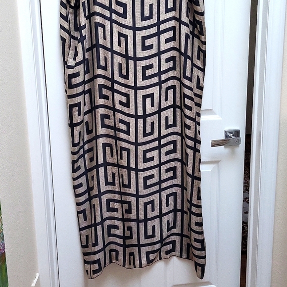 Caftan with Fendi like pattern. Beautiful and flowing - Picture 2 of 9